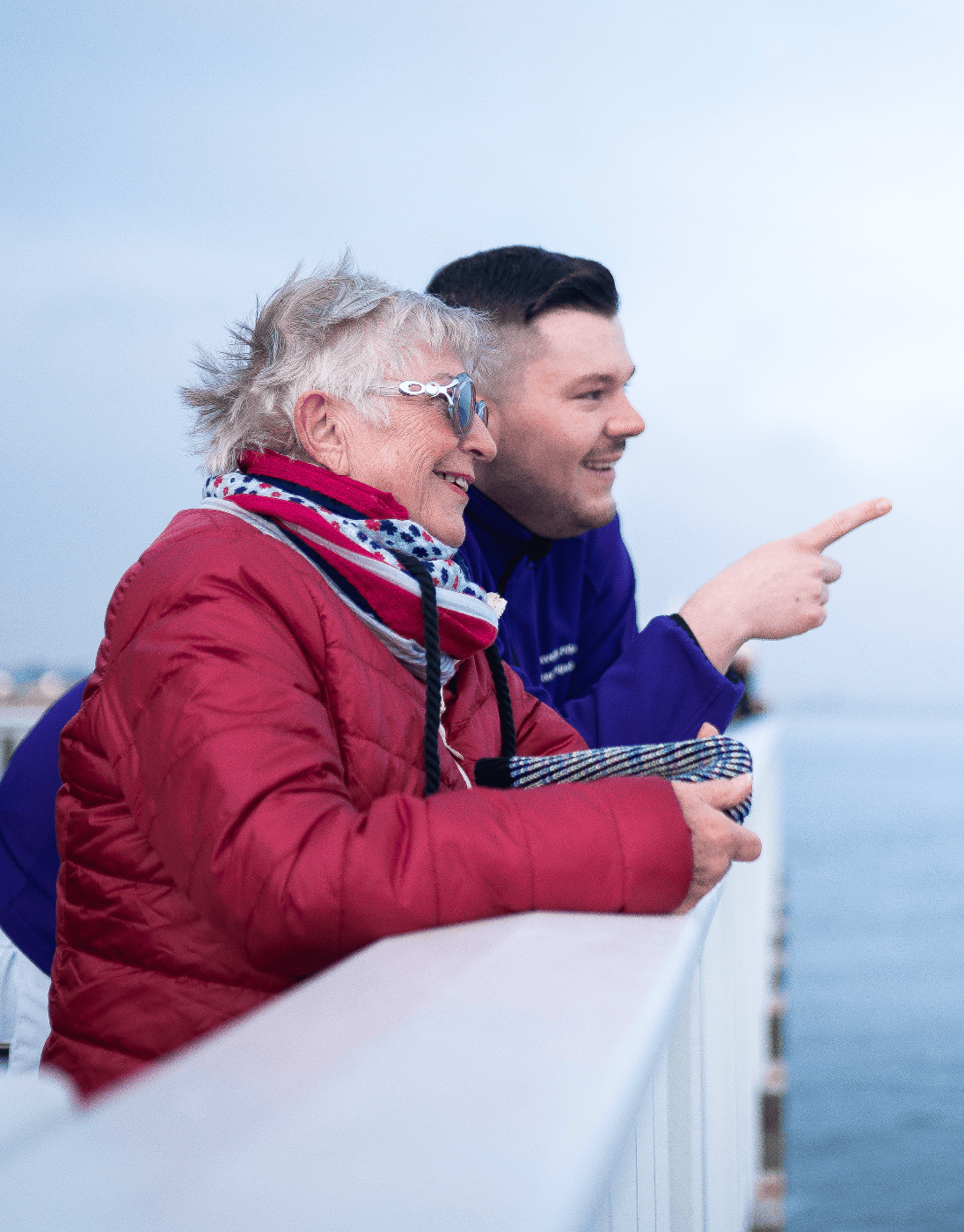 Pflegekraft mit Bewohnerin am Meer