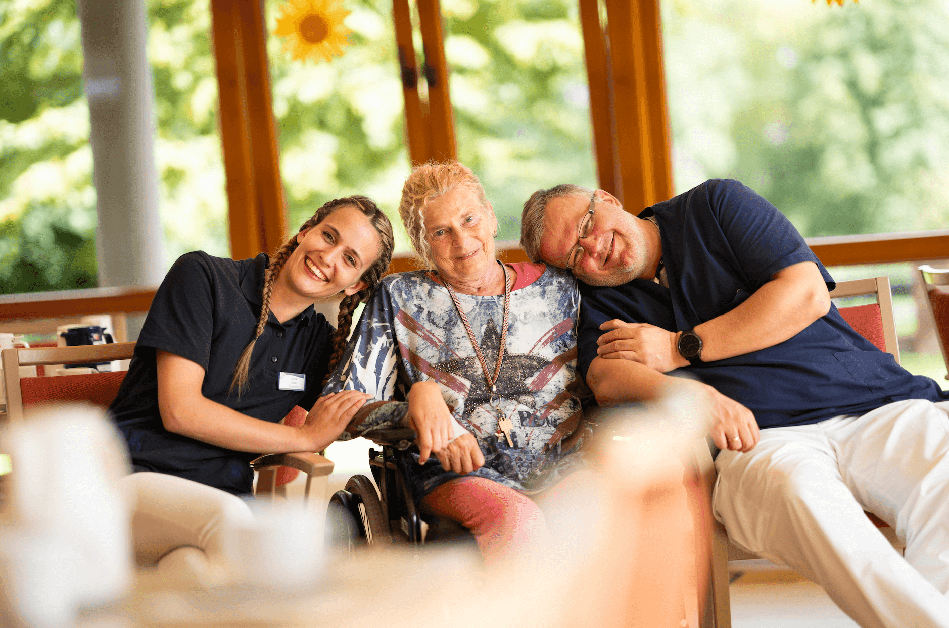 Pflegeteam mit Bewohner